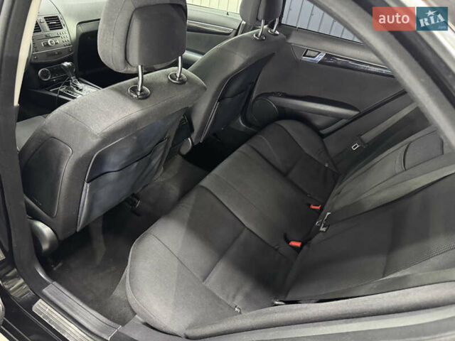 Черный Мерседес Ц-Класс, объемом двигателя 2.2 л и пробегом 253 тыс. км за 9800 $, фото 11 на Automoto.ua