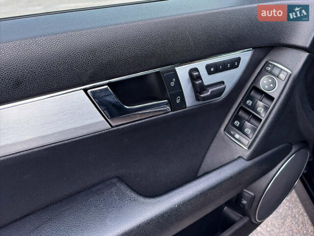 Чорний Мерседес Ц-Клас, об'ємом двигуна 3 л та пробігом 160 тис. км за 12800 $, фото 14 на Automoto.ua