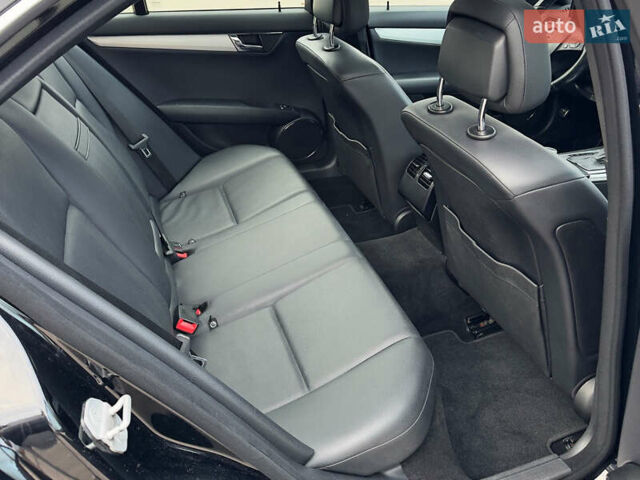 Чорний Мерседес Ц-Клас, об'ємом двигуна 3 л та пробігом 160 тис. км за 12800 $, фото 13 на Automoto.ua