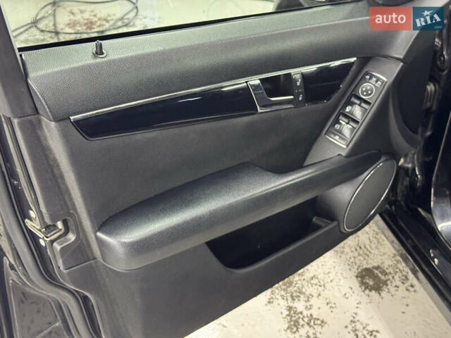 Черный Мерседес Ц-Класс, объемом двигателя 2.2 л и пробегом 253 тыс. км за 9800 $, фото 3 на Automoto.ua