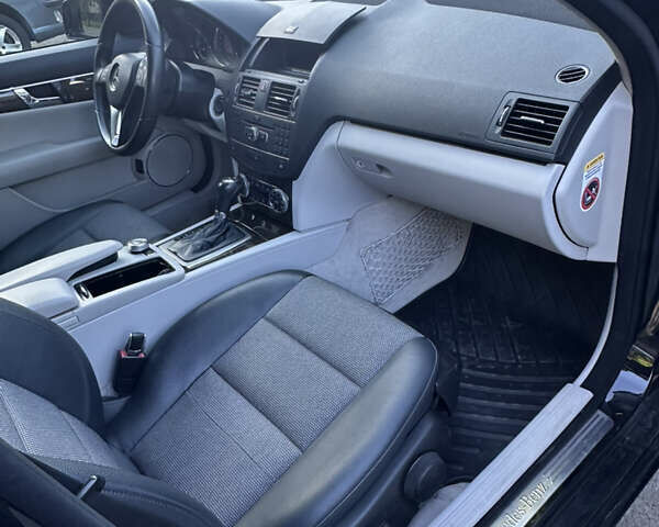 Чорний Мерседес Ц-Клас, об'ємом двигуна 2.2 л та пробігом 255 тис. км за 10650 $, фото 13 на Automoto.ua