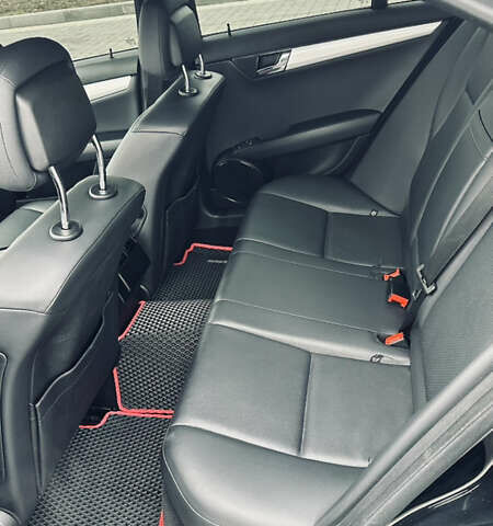 Черный Мерседес Ц-Класс, объемом двигателя 3 л и пробегом 172 тыс. км за 10800 $, фото 10 на Automoto.ua