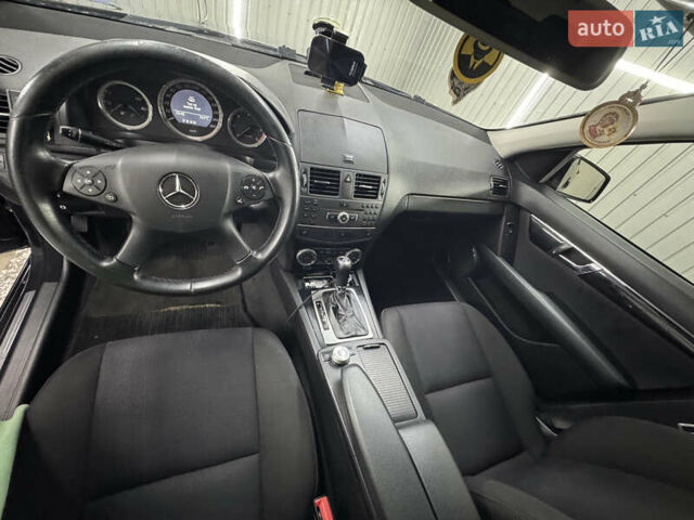 Черный Мерседес Ц-Класс, объемом двигателя 2.2 л и пробегом 253 тыс. км за 9800 $, фото 2 на Automoto.ua