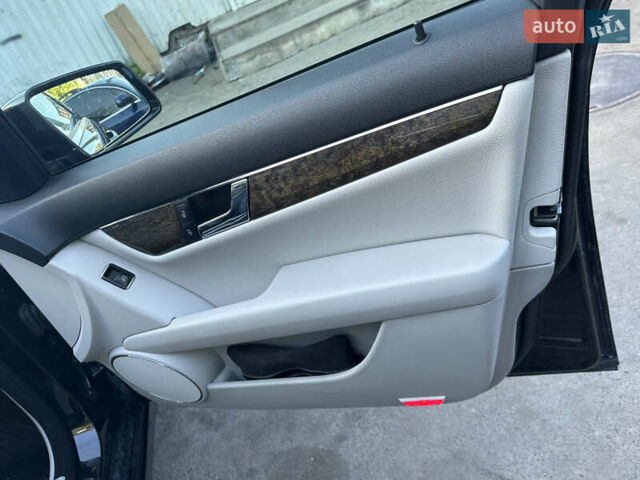 Чорний Мерседес Ц-Клас, об'ємом двигуна 2.2 л та пробігом 255 тис. км за 10650 $, фото 11 на Automoto.ua