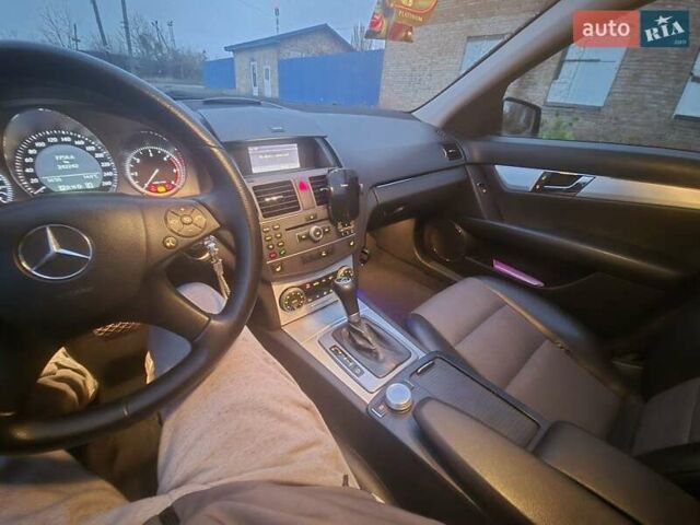 Черный Мерседес Ц-Класс, объемом двигателя 2.2 л и пробегом 242 тыс. км за 8900 $, фото 21 на Automoto.ua