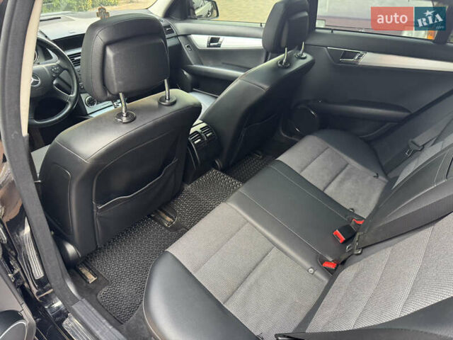 Чорний Мерседес Ц-Клас, об'ємом двигуна 2.14 л та пробігом 349 тис. км за 9950 $, фото 14 на Automoto.ua