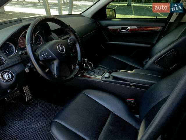 Чорний Мерседес Ц-Клас, об'ємом двигуна 3 л та пробігом 300 тис. км за 9100 $, фото 5 на Automoto.ua
