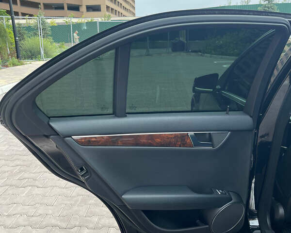 Черный Мерседес Ц-Класс, объемом двигателя 3 л и пробегом 105 тыс. км за 12000 $, фото 42 на Automoto.ua