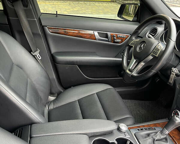 Чорний Мерседес Ц-Клас, об'ємом двигуна 3 л та пробігом 105 тис. км за 13000 $, фото 51 на Automoto.ua