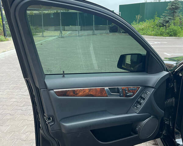 Черный Мерседес Ц-Класс, объемом двигателя 3 л и пробегом 105 тыс. км за 12000 $, фото 48 на Automoto.ua