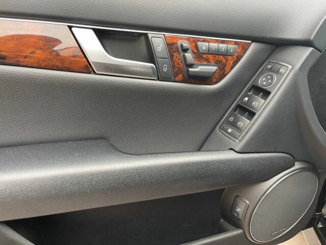 Черный Мерседес Ц-Класс, объемом двигателя 3 л и пробегом 105 тыс. км за 13400 $, фото 9 на Automoto.ua