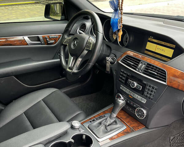 Чорний Мерседес Ц-Клас, об'ємом двигуна 3 л та пробігом 105 тис. км за 13000 $, фото 46 на Automoto.ua