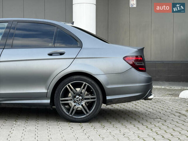 Чорний Мерседес Ц-Клас, об'ємом двигуна 3 л та пробігом 314 тис. км за 9900 $, фото 5 на Automoto.ua