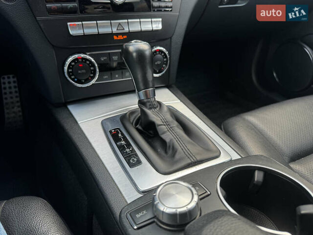 Чорний Мерседес Ц-Клас, об'ємом двигуна 3 л та пробігом 314 тис. км за 9900 $, фото 23 на Automoto.ua