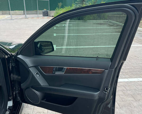 Черный Мерседес Ц-Класс, объемом двигателя 3 л и пробегом 105 тыс. км за 12000 $, фото 47 на Automoto.ua