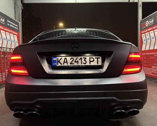 Черный Мерседес Ц-Класс, объемом двигателя 3 л и пробегом 314 тыс. км за 10500 $, фото 4 на Automoto.ua