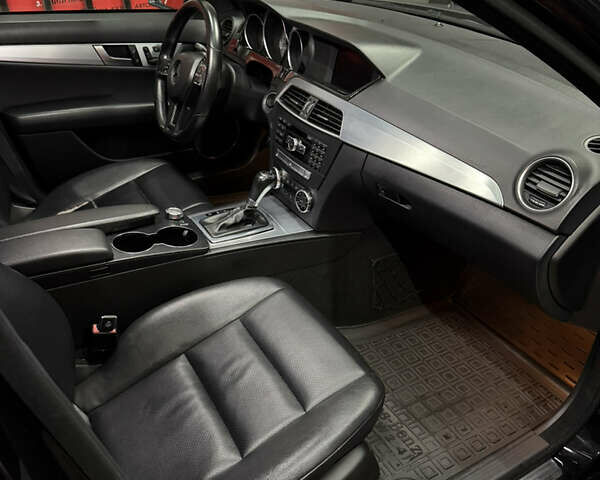 Черный Мерседес Ц-Класс, объемом двигателя 3 л и пробегом 314 тыс. км за 10500 $, фото 15 на Automoto.ua