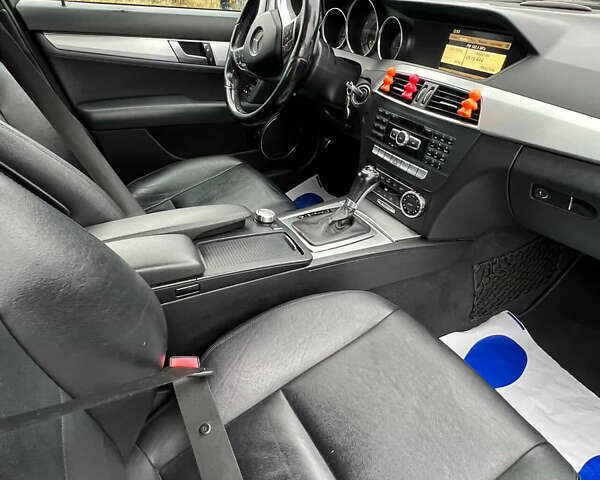 Чорний Мерседес Ц-Клас, об'ємом двигуна 2.14 л та пробігом 289 тис. км за 13000 $, фото 13 на Automoto.ua