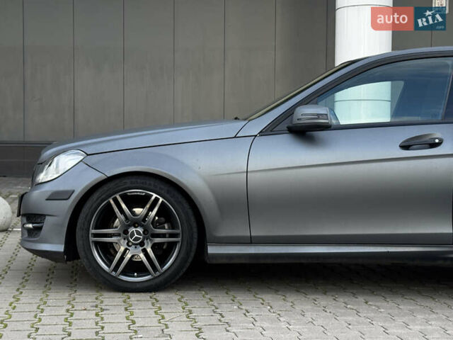 Чорний Мерседес Ц-Клас, об'ємом двигуна 3 л та пробігом 314 тис. км за 9900 $, фото 4 на Automoto.ua