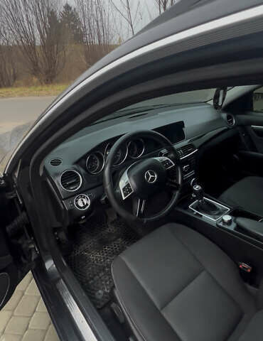 Чорний Мерседес Ц-Клас, об'ємом двигуна 2.2 л та пробігом 240 тис. км за 9900 $, фото 1 на Automoto.ua