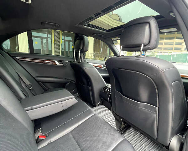 Черный Мерседес Ц-Класс, объемом двигателя 3 л и пробегом 105 тыс. км за 12000 $, фото 39 на Automoto.ua