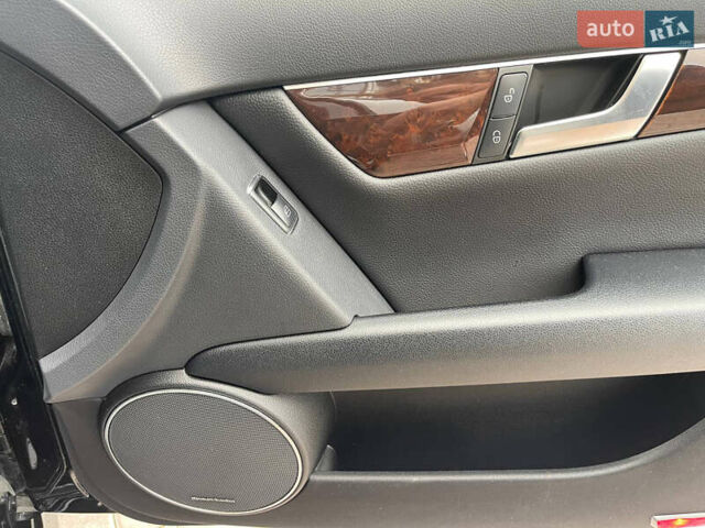 Черный Мерседес Ц-Класс, объемом двигателя 3 л и пробегом 105 тыс. км за 12000 $, фото 70 на Automoto.ua