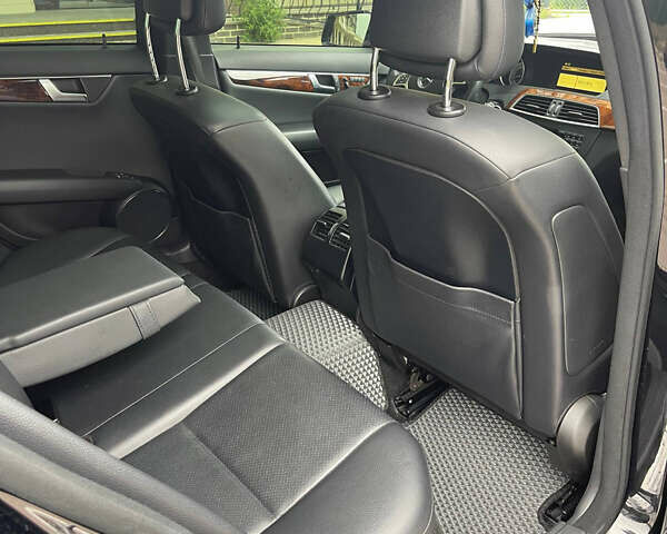 Черный Мерседес Ц-Класс, объемом двигателя 3 л и пробегом 105 тыс. км за 12000 $, фото 40 на Automoto.ua