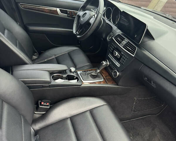 Черный Мерседес Ц-Класс, объемом двигателя 1.8 л и пробегом 170 тыс. км за 11500 $, фото 2 на Automoto.ua