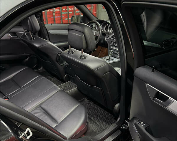 Черный Мерседес Ц-Класс, объемом двигателя 3 л и пробегом 314 тыс. км за 10500 $, фото 16 на Automoto.ua