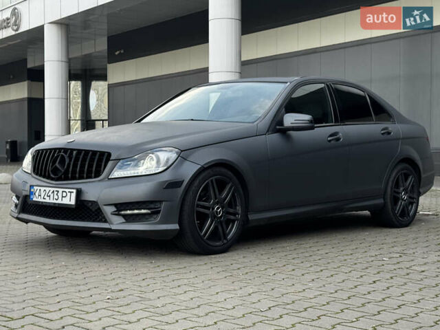 Чорний Мерседес Ц-Клас, об'ємом двигуна 3 л та пробігом 314 тис. км за 9900 $, фото 3 на Automoto.ua