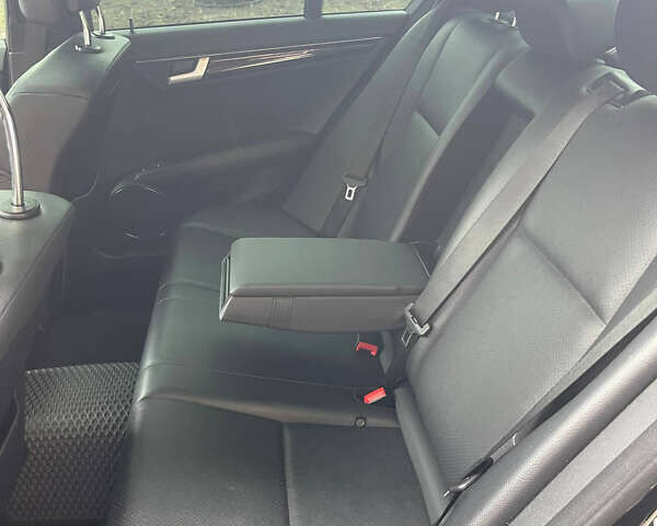 Чорний Мерседес Ц-Клас, об'ємом двигуна 3 л та пробігом 105 тис. км за 13000 $, фото 45 на Automoto.ua