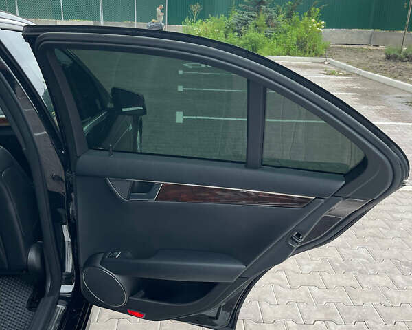 Черный Мерседес Ц-Класс, объемом двигателя 3 л и пробегом 105 тыс. км за 12000 $, фото 44 на Automoto.ua