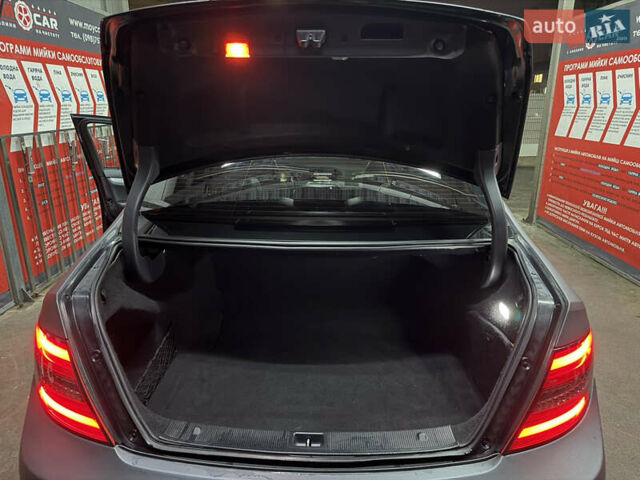 Черный Мерседес Ц-Класс, объемом двигателя 3 л и пробегом 314 тыс. км за 10500 $, фото 11 на Automoto.ua