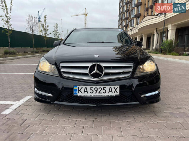 Чорний Мерседес Ц-Клас, об'ємом двигуна 3 л та пробігом 105 тис. км за 14444 $, фото 1 на Automoto.ua