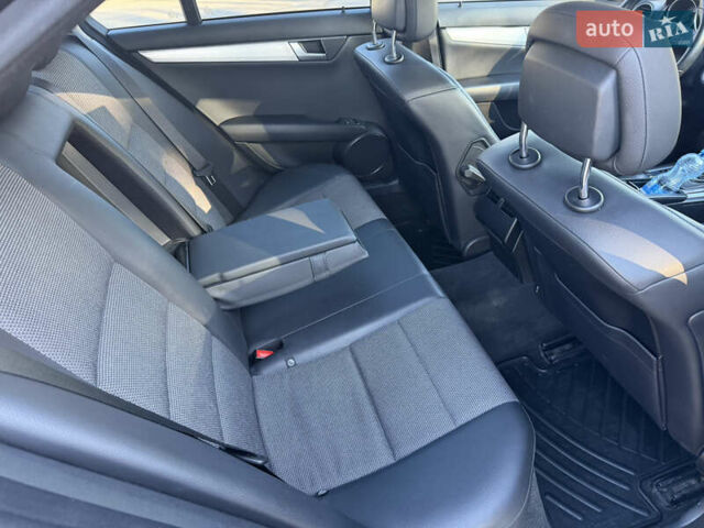 Мерседес Ц-Класс 2011 в Киеве на Automoto.ua Черный Мерседес Ц-Класс, объемом двигателя 1.8 л и пробегом 147 тыс. км за 12000 $, фото 33 на Automoto.ua