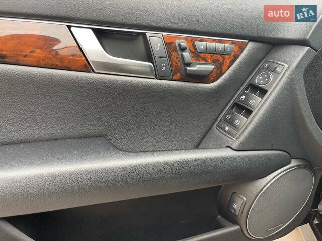 Чорний Мерседес Ц-Клас, об'ємом двигуна 3 л та пробігом 105 тис. км за 13000 $, фото 44 на Automoto.ua