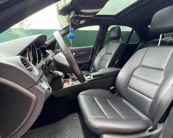 Черный Мерседес Ц-Класс, объемом двигателя 3 л и пробегом 105 тыс. км за 12000 $, фото 38 на Automoto.ua