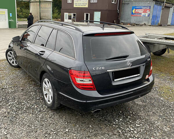 Чорний Мерседес Ц-Клас, об'ємом двигуна 2.2 л та пробігом 240 тис. км за 9900 $, фото 2 на Automoto.ua