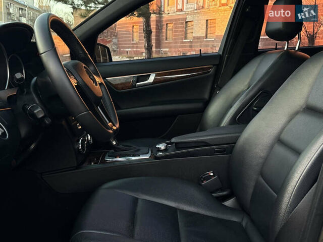 Чорний Мерседес Ц-Клас, об'ємом двигуна 1.8 л та пробігом 176 тис. км за 11999 $, фото 17 на Automoto.ua