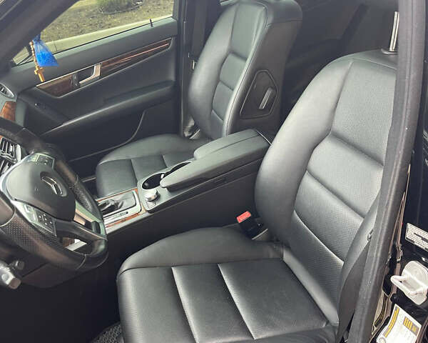 Чорний Мерседес Ц-Клас, об'ємом двигуна 3 л та пробігом 105 тис. км за 13000 $, фото 39 на Automoto.ua