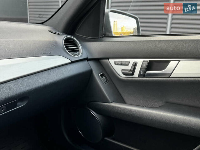 Чорний Мерседес Ц-Клас, об'ємом двигуна 3 л та пробігом 314 тис. км за 9900 $, фото 26 на Automoto.ua