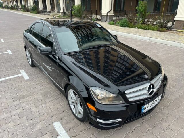 Черный Мерседес Ц-Класс, объемом двигателя 3 л и пробегом 105 тыс. км за 13400 $, фото 1 на Automoto.ua