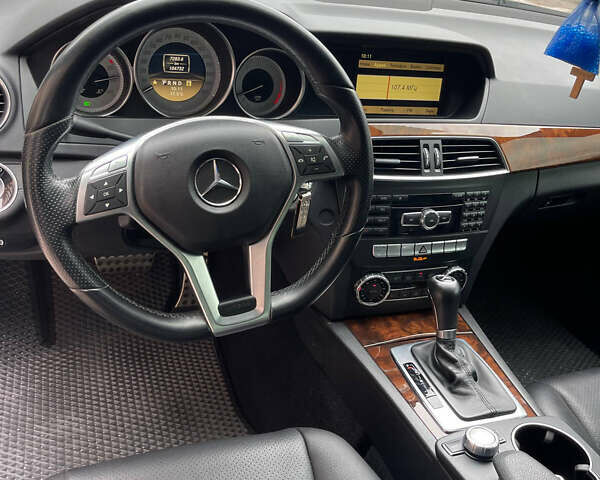 Черный Мерседес Ц-Класс, объемом двигателя 3 л и пробегом 105 тыс. км за 12000 $, фото 51 на Automoto.ua