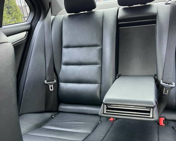 Чорний Мерседес Ц-Клас, об'ємом двигуна 2.14 л та пробігом 289 тис. км за 13000 $, фото 12 на Automoto.ua