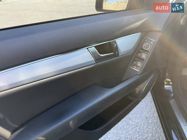 Мерседес Ц-Класс 2011 в Киеве на Automoto.ua Черный Мерседес Ц-Класс, объемом двигателя 1.8 л и пробегом 147 тыс. км за 12000 $, фото 37 на Automoto.ua