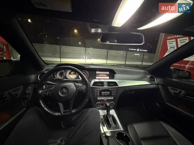 Черный Мерседес Ц-Класс, объемом двигателя 3 л и пробегом 314 тыс. км за 10500 $, фото 8 на Automoto.ua