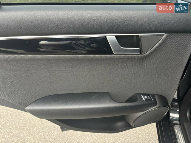 Черный Мерседес Ц-Класс, объемом двигателя 2.14 л и пробегом 195 тыс. км за 15000 $, фото 7 на Automoto.ua