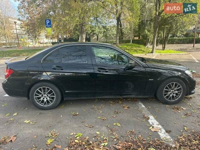 Черный Мерседес Ц-Класс, объемом двигателя 2.14 л и пробегом 205 тыс. км за 10500 $, фото 2 на Automoto.ua