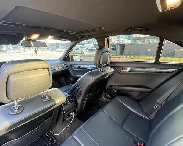 Черный Мерседес Ц-Класс, объемом двигателя 3 л и пробегом 160 тыс. км за 13300 $, фото 5 на Automoto.ua