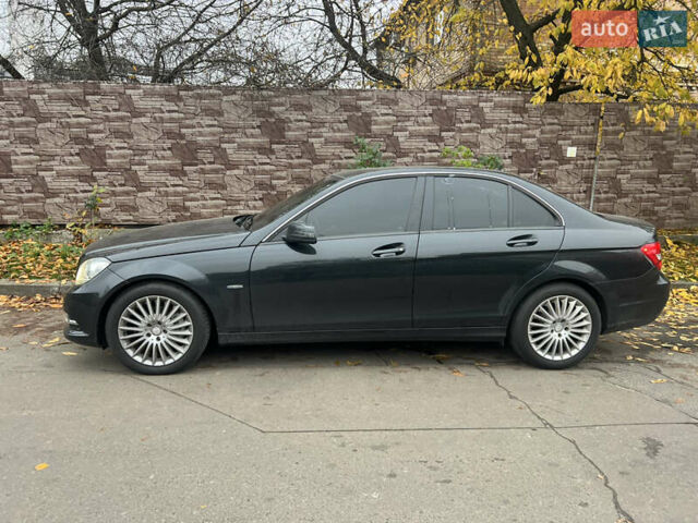 Черный Мерседес Ц-Класс, объемом двигателя 2.2 л и пробегом 196 тыс. км за 12800 $, фото 2 на Automoto.ua